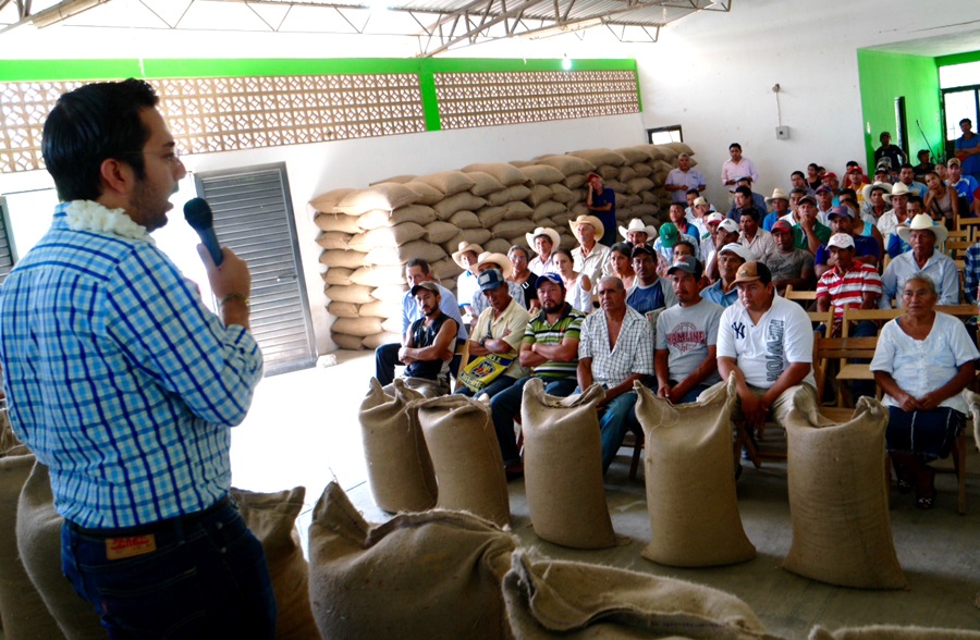 Gestiona Fidel Álvarez apoyo para productores de cacahuate